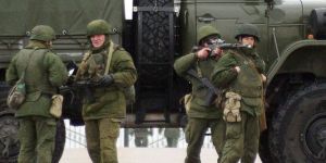 4375514_3_beda_des-hommes-armes-sans-uniforme-distinctif-sur_5e3d52dacbd21c4df8416dacf9df71f1