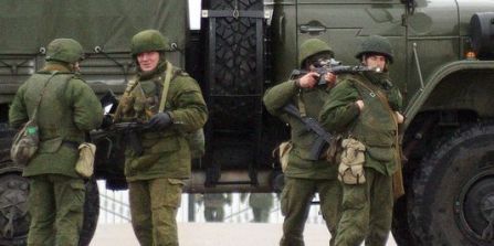 4375514_3_beda_des-hommes-armes-sans-uniforme-distinctif-sur_5e3d52dacbd21c4df8416dacf9df71f1