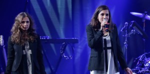 6924081-madonna-divise-les-pussy-riot