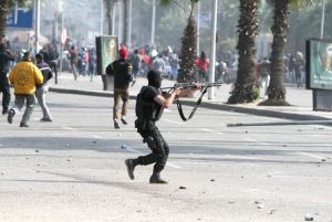 630958-affrontements-entre-police-anti-emeutes-et-etudiants-pro-morsi-au-caire-le-19-mars-2014