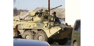7112619-les-forces-russes-prennent-une-base-ukrainienne-en-crimee