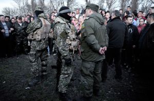 4403153_6_72f5_avec-les-soldats-ukrainiens-a-kramatorsk-dans_1ff65a5e9af29e3c393ea79e5e5521b1