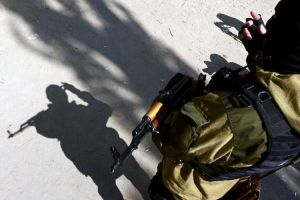 639202-un-homme-arme-devant-le-siege-regional-de-la-police-occupe-par-les-separatistes-pro-russes-dans-la-v