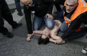 les-femen-maitrisees-manu-militari-par-les-forces-de-l-ordre_413363_516x332