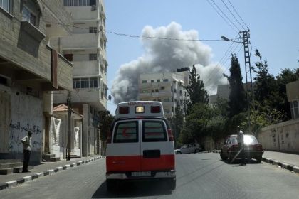 665882-une-ambulance-arrive-sur-les-lieux-d-un-bombardement-de-l-armee-israelienne-a-gaza-le-27-juillet-201