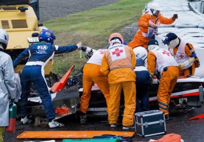 la-marussia-de-jules-bianchi-a-percute-l-arriere-d-un-engin-de-levage-dans-le-virage-7-du-circuit-de-suzuka-le-choc-violent-a-secoue-le-pilote-allemand-adrian-sutil-temoin-de-la-scene-photo-maxppp