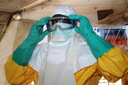 7773692902_un-membre-de-msf-en-tenue-de-protection-anti-ebola-a-conakry-en-guinee-le-28-juin-2014