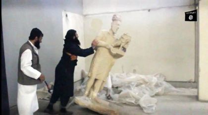 719308-capture-d-ecran-d-une-video-diffusee-par-le-groupe-ei-montrant-des-jihadistes-detruisant-des-statues