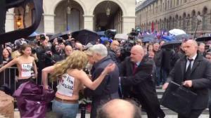 deux-femen-perturbent-le-depot-de-gerbe-de-marine-le-pen