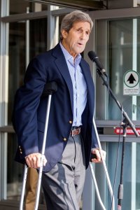 ob_cf808c_kerry-broken-leg