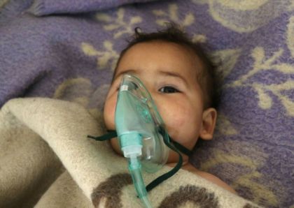 1009916-un-bebe-syrien-est-soigne-apres-une-attaque-au-gaz-toxique-du-gouvernement-sur-la-ville-rebelle-de-k